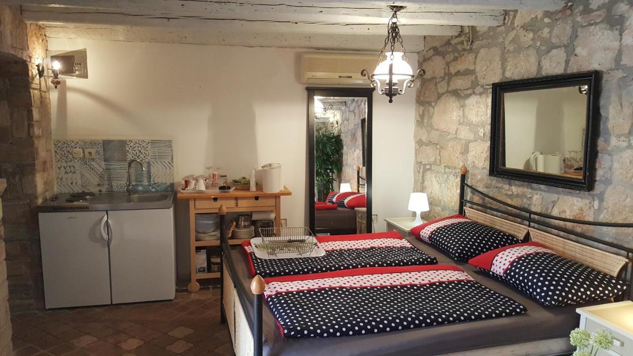 Old Stone Apartman *